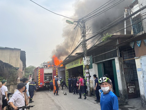 Hà Nội: Cháy lớn tại gara ô tô, cột khói bốc cao hàng chục mét - Ảnh 3.