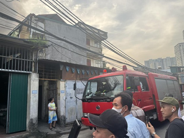 Hà Nội: Cháy lớn tại gara ô tô, cột khói bốc cao hàng chục mét - Ảnh 2.