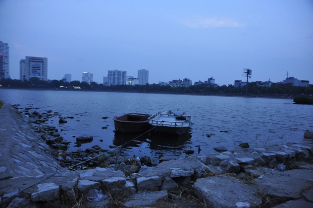 Hà Nội: Hồ Linh Đàm trở thành bãi biển giải nhiệt giữa nắng nóng đỉnh điểm, người dân lưu ý thứ luôn cần mang theo để phòng thân - Ảnh 5.