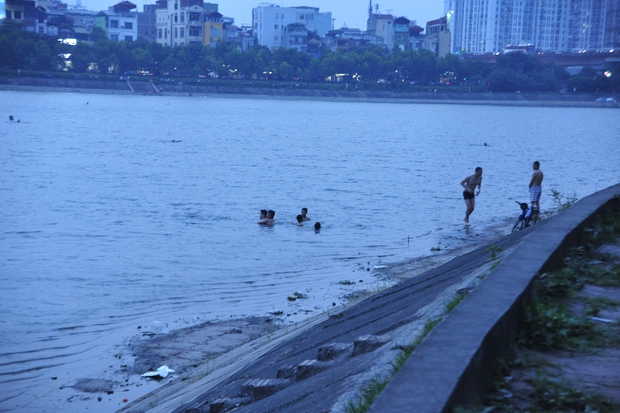 Hà Nội: Hồ Linh Đàm trở thành bãi biển giải nhiệt giữa nắng nóng đỉnh điểm, người dân lưu ý thứ luôn cần mang theo để phòng thân - Ảnh 2.