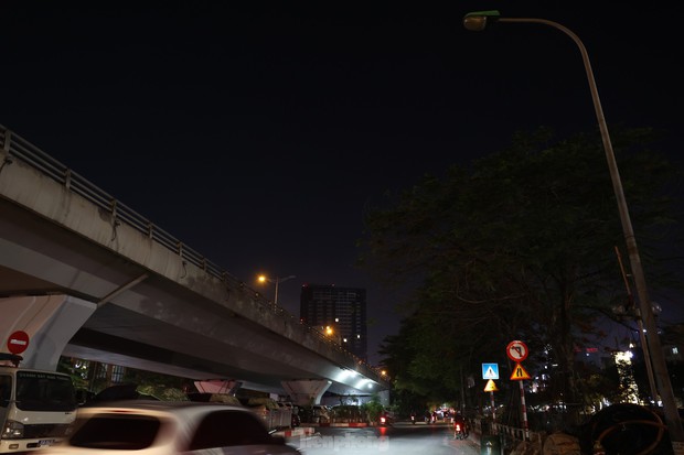 Đường phố Hà Nội bỗng tối om vì phải cắt giảm điện - Ảnh 14.