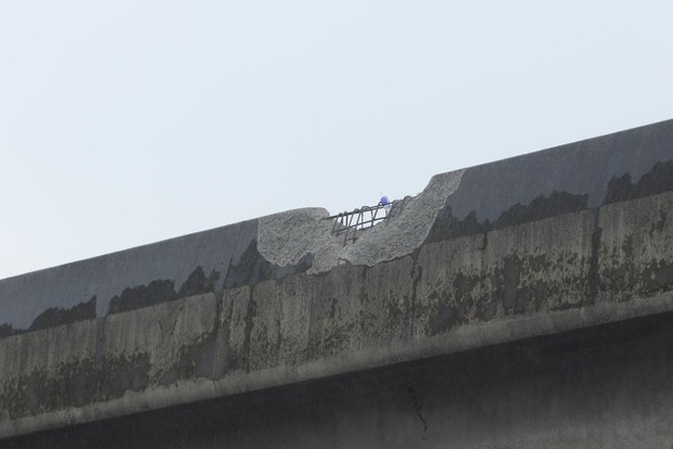 Chấn động Hà Nội: Xe tải mất kiểm soát, đâm vỡ lan can đường vành đai 3 trên cao