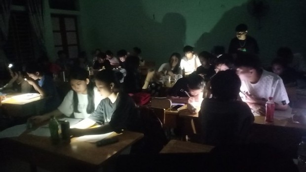 Mất điện, học trò xứ Nghệ ôn thi tốt nghiệp dưới ánh đèn pin, điện thoại - Ảnh 3.