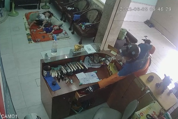 Hình ảnh người đàn ông phạm pháp trong nhà nghỉ trước mặt 2 trẻ - Ảnh 3.