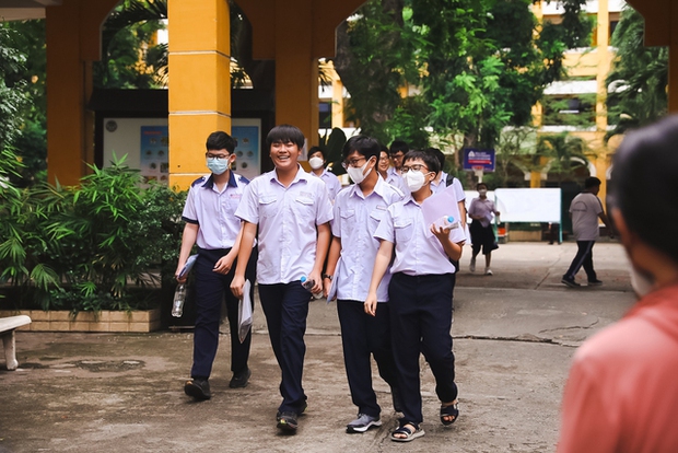 Học sinh thi vào lớp 10 tại TP.HCM phấn khởi sau khi hoàn thành môn đầu tiên: Đề hay, lạ nhưng không đánh đố! - Ảnh 4.