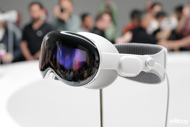 Cận cảnh kính thực tế hỗn hợp Apple Vision Pro giá 3.500 USD mới ra mắt - Ảnh 1.