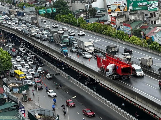 Đám chết chóc trên Vành đai 3: Xe đầu kéo va chạm, tảng bê tông rơi xuống đất