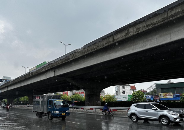 Chấn động Hà Nội: Xe tải mất kiểm soát, đâm vỡ lan can đường vành đai 3 trên cao