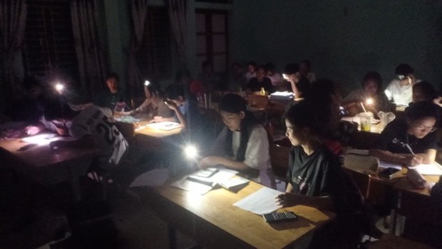 Mất điện, học trò xứ Nghệ ôn thi tốt nghiệp dưới ánh đèn pin, điện thoại - Ảnh 2.