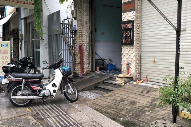 Hình ảnh người đàn ông phạm pháp trong nhà nghỉ trước mặt 2 trẻ - Ảnh 1.