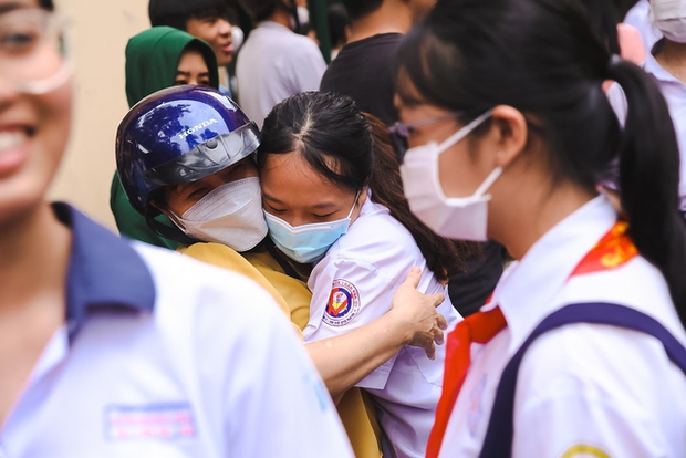 Học sinh thi vào lớp 10 tại TP.HCM phấn khởi sau khi hoàn thành môn đầu tiên: Đề hay, lạ nhưng không đánh đố! - Ảnh 10.