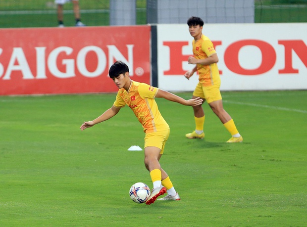 Buổi tập đầu tiên ĐT Việt Nam kết hợp với U23 Việt Nam, một cầu thủ phải chia tay - Ảnh 8.