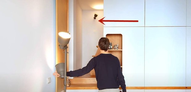 Bên trong phòng ngủ hình hộp rộng 30m2 của gia đình 4 người - Ảnh 6.