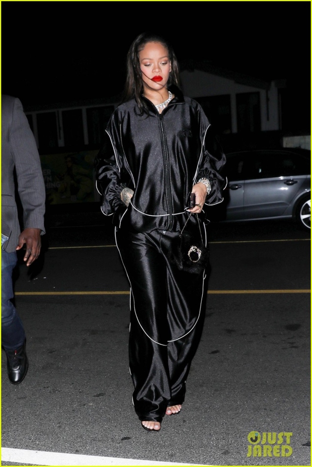 Mẹ bầu Rihanna trang điểm đậm, diện đồ tối giản đi ăn tối tại nhà hàng - Ảnh 1.