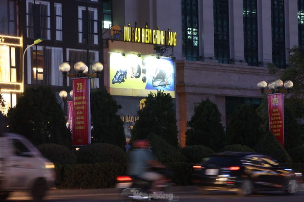 Đường phố Hà Nội bỗng tối om vì phải cắt giảm điện - Ảnh 6.