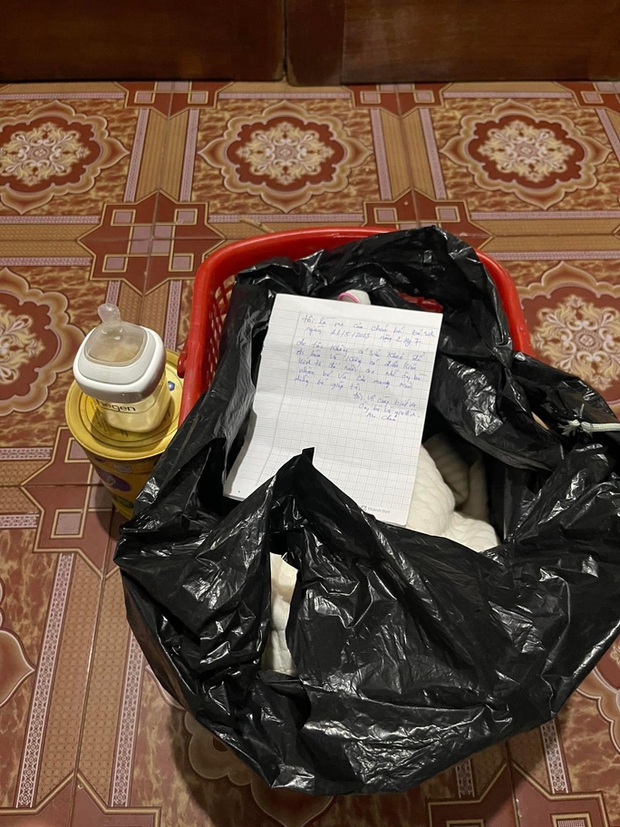 Bé gái 20 ngày tuổi bị bỏ rơi đau lòng trước cổng nhà người lạ