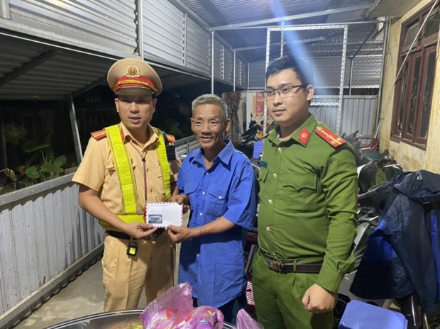 Người đàn ông vô gia cư bị bỏ lại dọc đường ở Quảng Ngãi vì không đủ tiền trả xe!