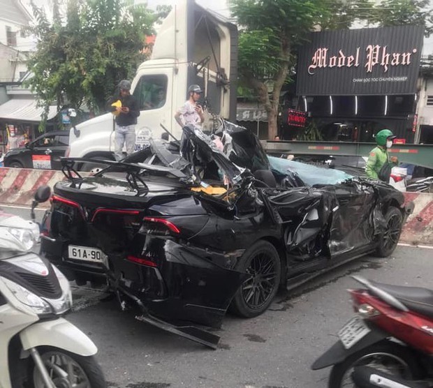 Khi cảnh sát đuổi theo, tưởng chừng như không còn cách nào, tài xế điên lái xe lao thẳng vào đám đông gây án kinh hoàng