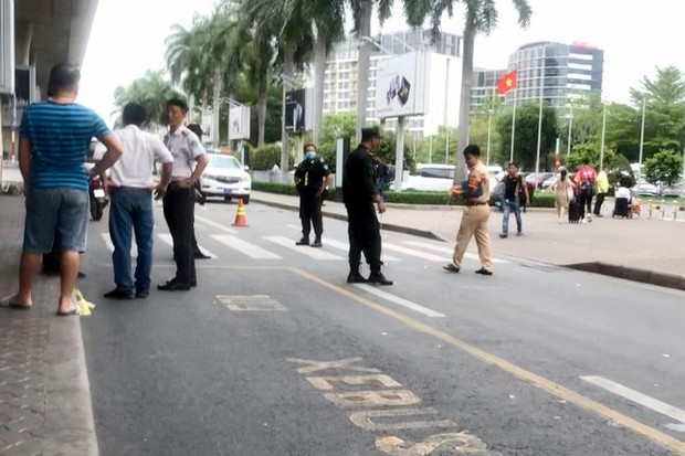 Người phụ nữ bị ô tô tông văng ở nhà ga quốc tế Tân Sơn Nhất - Ảnh 3.