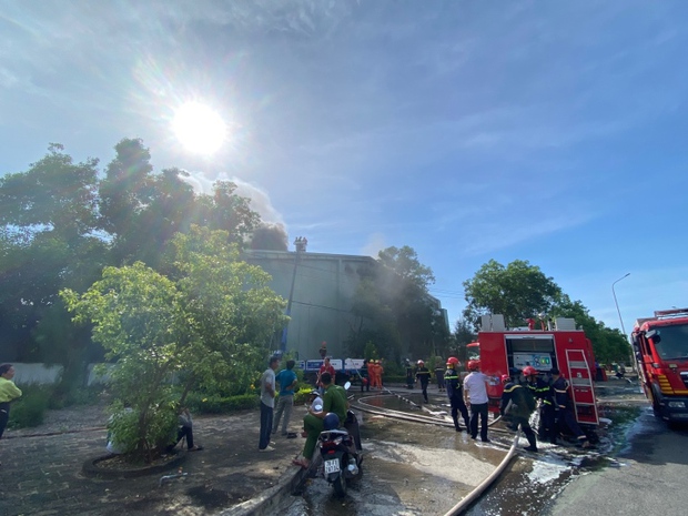 Những hình ảnh kinh hoàng của vụ cháy tại khu công nghiệp ở Phú Yên