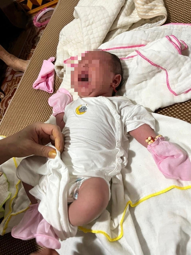 Bé gái 20 ngày tuổi bị bỏ rơi đau lòng trước cổng nhà người lạ