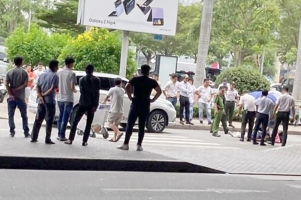 Người phụ nữ bị ô tô tông văng ở nhà ga quốc tế Tân Sơn Nhất - Ảnh 1.