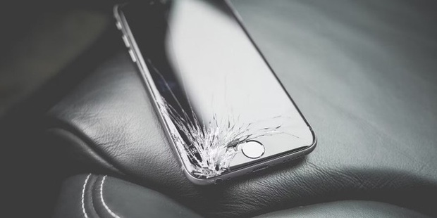 Vì sao người dùng iPhone từ bỏ ốp lưng và miếng dán màn hình? - Ảnh 1.