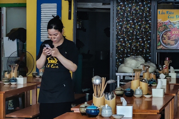 Điện gián đoạn khiến nhà hàng, quán ăn ở Hà Nội đối mặt với khó khăn