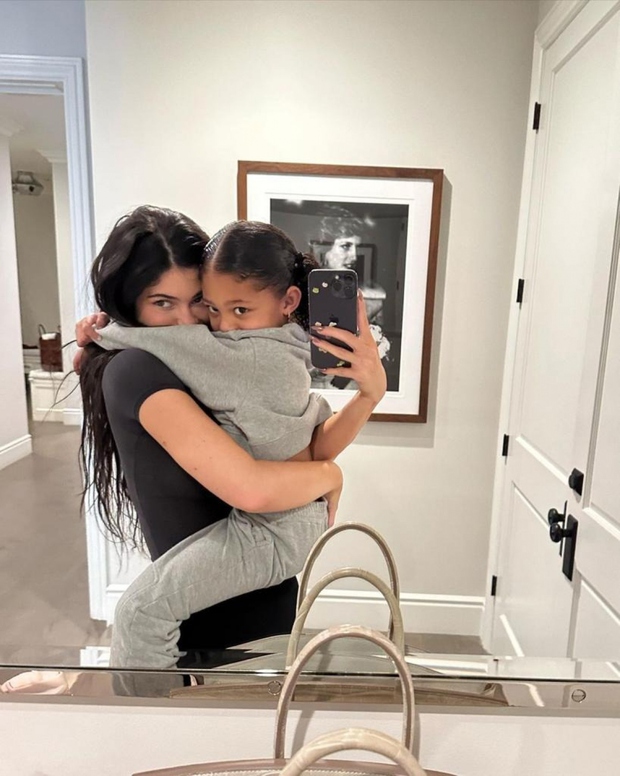 Con gái 5 tuổi của Kylie Jenner đeo đồng hồ Rolex gần 1 tỷ đồng - Ảnh 3.