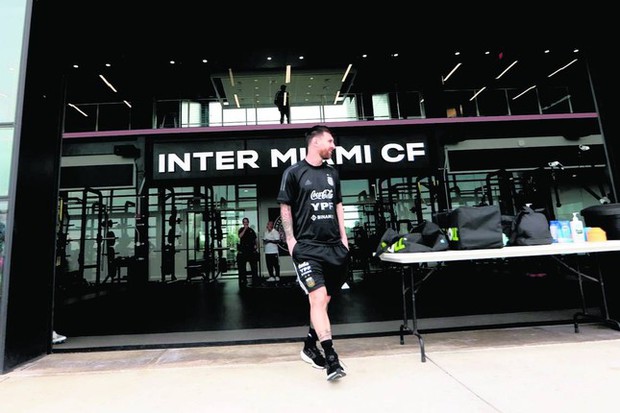 Khi nào Messi chơi trận đầu cho Inter Miami, giá vé xem CLB này tăng khủng cỡ nào? - Ảnh 1.