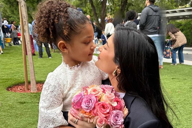 Kylie Jenner hạnh phúc bên con gái nhỏ ngày tốt nghiệp trường mẫu giáo - Ảnh 2.