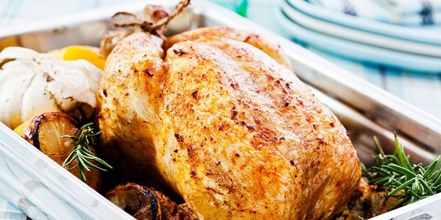Tiết kiệm điện giữa nắng nóng, bạn nên chọn nấu nướng bằng bếp từ, nồi chiên không dầu, nồi nấu chậm, lò nướng hay lò vi sóng? - Ảnh 2.