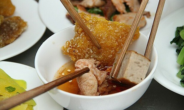 3 thói quen thường gặp trên mâm cơm của người Việt nhưng lại dễ sinh bệnh tật - Ảnh 2. 3 thói quen thường gặp trên mâm cơm của người Việt nhưng lại dễ sinh bệnh tật - Ảnh 2.