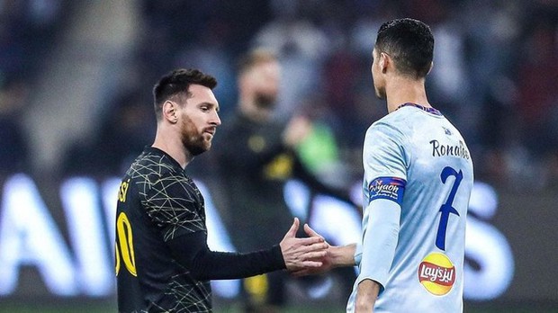 Ronaldo phản ứng thế nào khi được hỏi về chuyện Messi sang Mỹ thi đấu? - Ảnh 2.