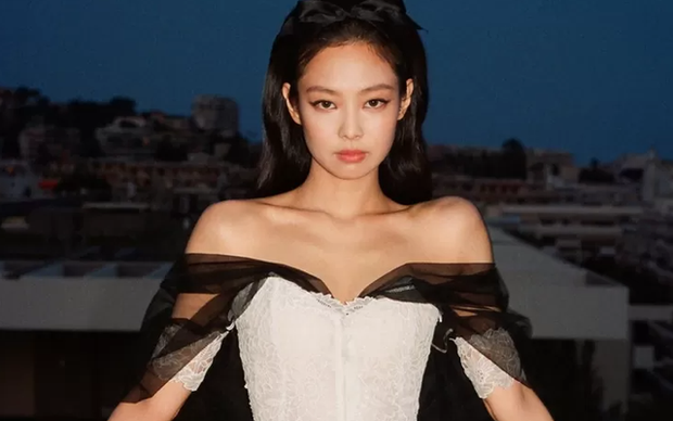 Jennie được khen diễn thu hút hơn Jisoo chỉ vì đóng phim Hollywood? - Ảnh 1.