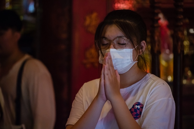 Hàng trăm sĩ tử Hà Nội đến Văn miếu Quốc Tử Giám cầu may trước ngày thi chuyển cấp - Ảnh 4.