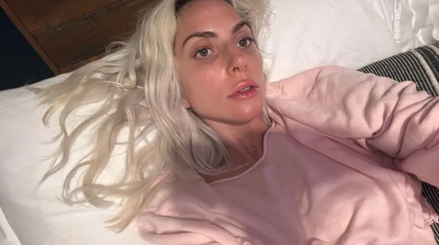 Lady Gaga chia sẻ ảnh selfie không trang điểm trên giường - Ảnh 1.