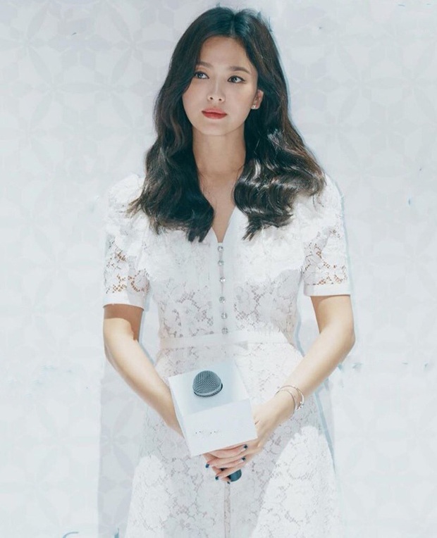 Học song hye kyo diện váy trẻ trung cho ngày hè sôi động
