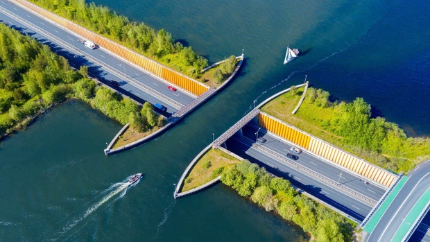 Cây cầu nước nơi tàu thuyền và ô tô giao nhau như ảo ảnh quang học - Ảnh 1.