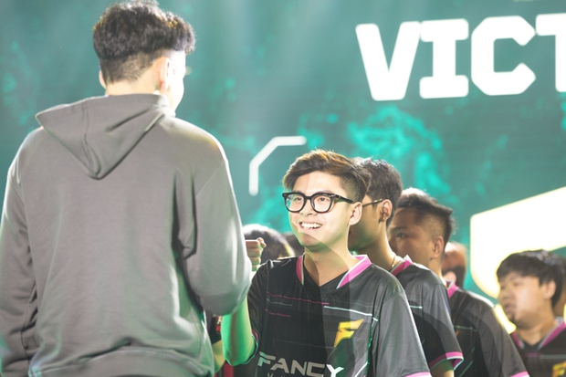 Fan nữ Thái Lan đang gây sốt với tuyển thủ Việt, lý do khiến ai cũng tò mò!