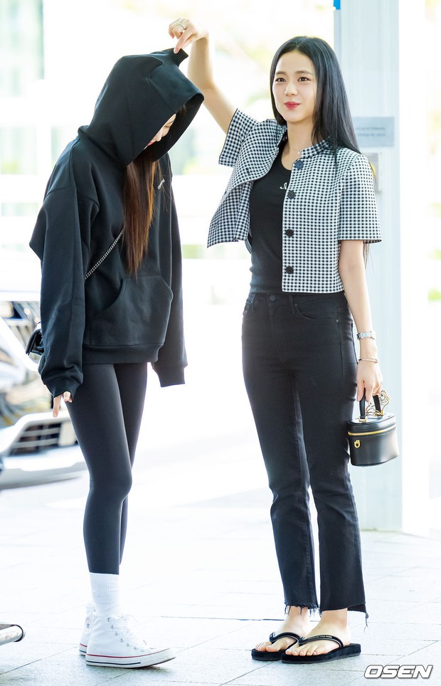BLACKPINK - Han So Hee đổ bộ sân bay: Jisoo gặp sự cố rơi cả dép, Rosé đọ sắc cực gắt với “nàng thơ” của Jungkook - Ảnh 4.