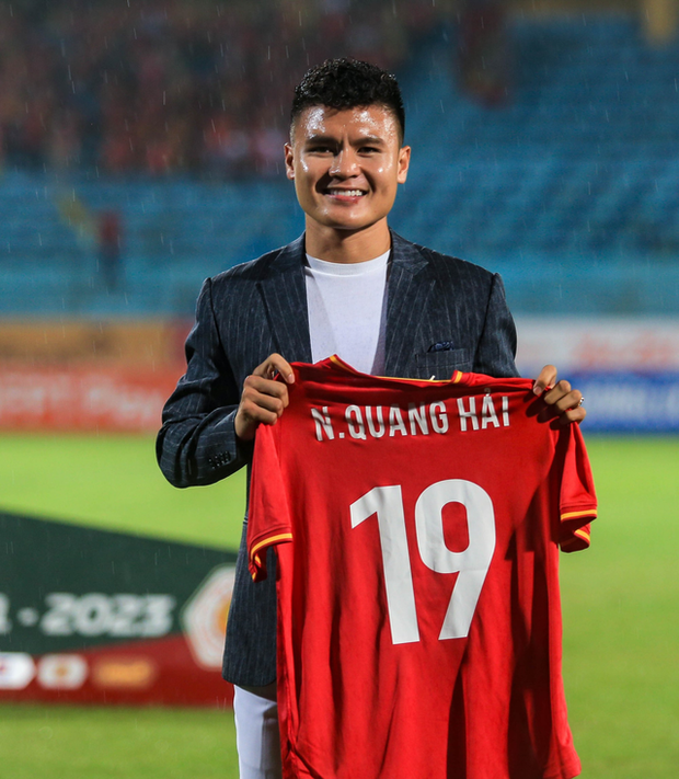 Quang Hải chính thức có 2 số áo mới, sẵn sàng trở lại đỉnh cao VLeague