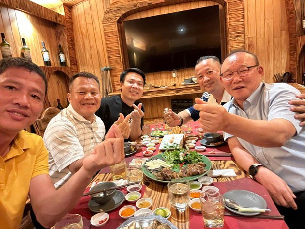 HLV Park Hang-seo gắp gỡ tuyển thủ Việt Nam thường xuyên, dự họp lớp tập thể cùng đội hình hùng hậu