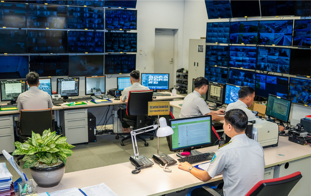 Truy tìm chiếc ví đựng hơn 100 triệu đồng và điện thoại Vertu rơi ở sân bay - Ảnh 2. Truy tìm chiếc ví đựng hơn 100 triệu đồng và điện thoại Vertu rơi ở sân bay - Ảnh 2.