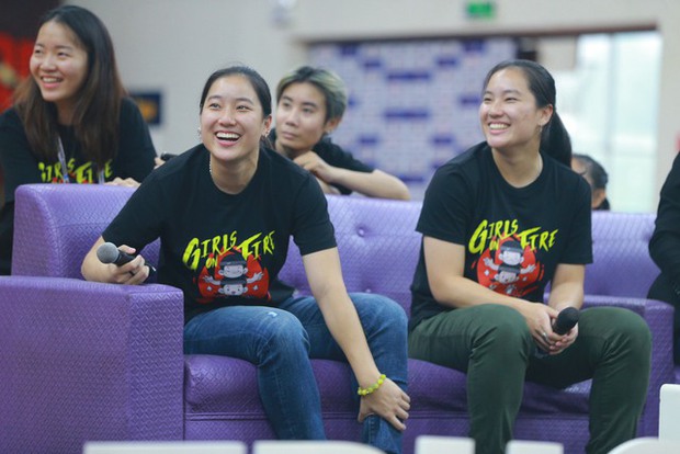 Song sinh Thảo Vy, Thảo My: Giao lưu đầy thú vị cùng người hâm mộ Việt Nam