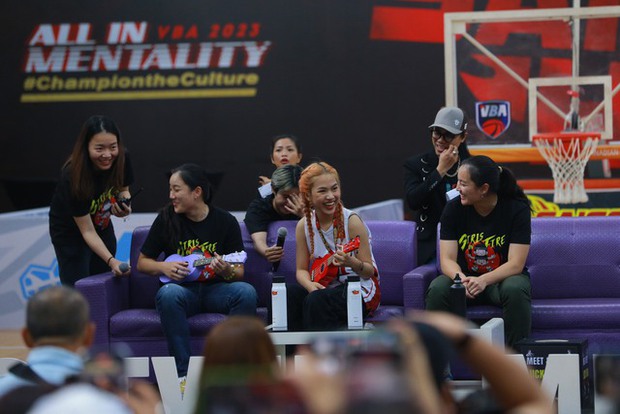 Song sinh Thảo Vy, Thảo My: Giao lưu đầy thú vị cùng người hâm mộ Việt Nam