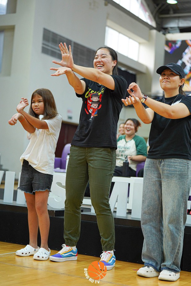 Song sinh Thảo Vy, Thảo My: Giao lưu đầy thú vị cùng người hâm mộ Việt Nam