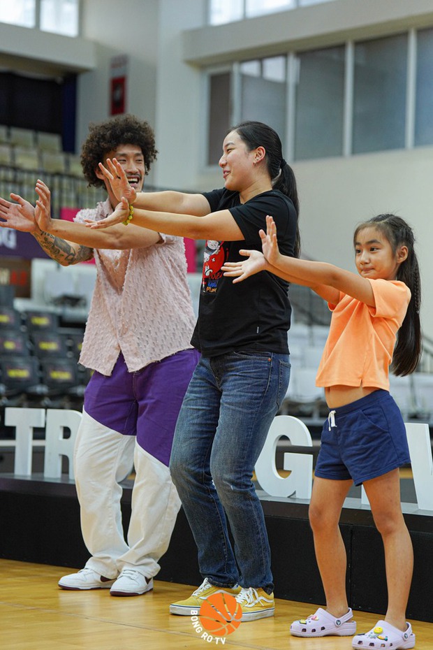 Song sinh Thảo Vy, Thảo My: Giao lưu đầy thú vị cùng người hâm mộ Việt Nam