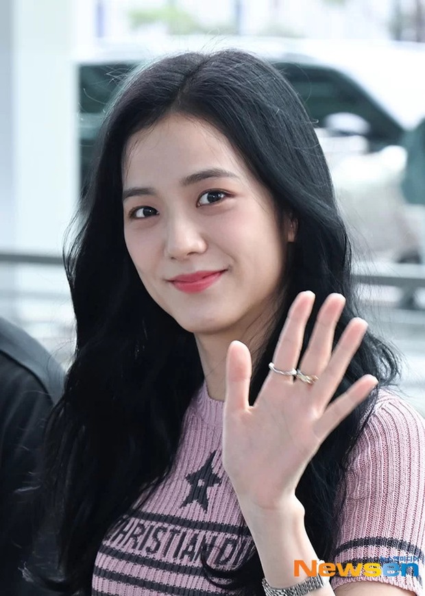 Jisoo lộ diện với biểu cảm gây chú ý giữa tin Rosé là thành viên BLACKPINK duy nhất tái ký với YG - Ảnh 5.