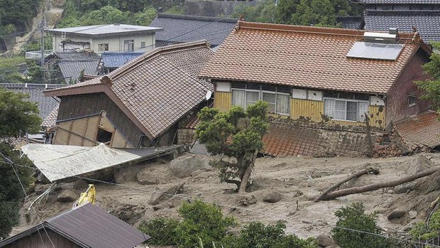Chùm ảnh: Mưa lũ kinh hoàng càn quét Nhật Bản, nhấn chìm đường xá và nhiều nhà cửa - Ảnh 9.